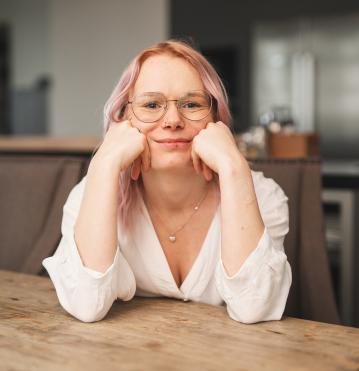 Pädagogin sitzt am Tisch