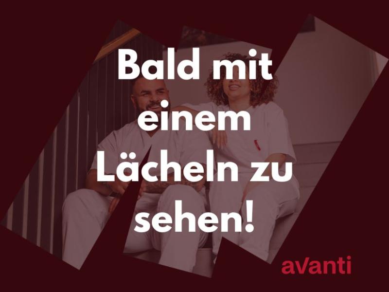 Bald mit Lächeln zu sehen